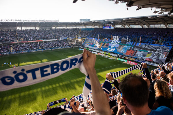 Elitfotbollen tillbaka inför storskalig publik