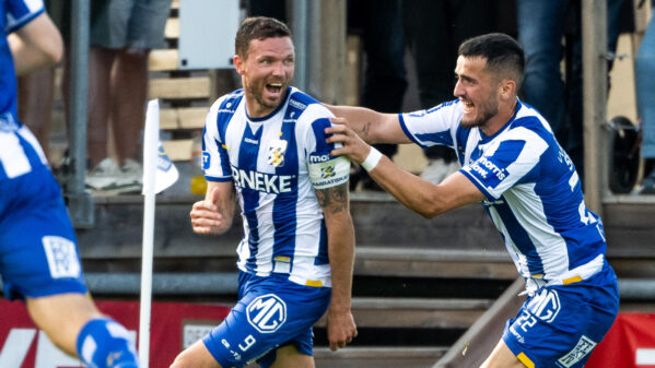 Blåvitt vände i högoktanigt bottenmöte