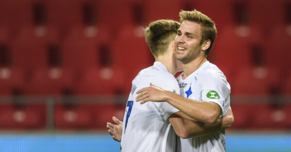 Hattrick av Nyman när Peking gick till gruppspel