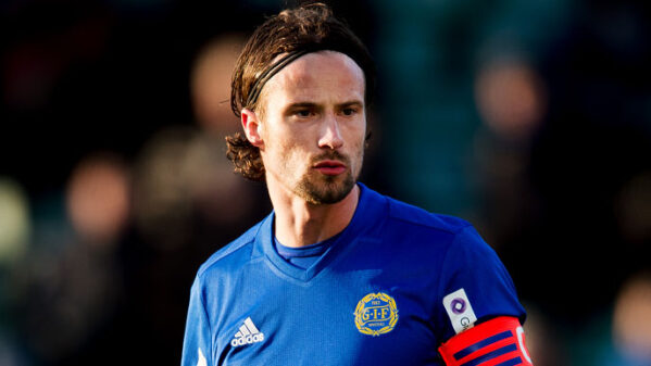 Sundsvallsanfallaren hjälper ungdomar med läxläsning